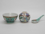 PORCELANA CHINESA, três (3) itens: 1 vaso bojudo, ornado com cenas do gênero, borboletas e elementos vegetalistas, arremates a ouro, selo vermelho na base em caracteres, medindo 7,5 cm altura; 1 tigela e 1 concha, com ornamentação floral e geométrica em policromia, barrado grego, fundo com predominância da tonalidade azul, possui quatro ideogramas em caracteres: WAN, SHOU, WU e JIANG (os 4 juntos significam vida eterna, geralmente utilizados em porcelanas contemporâneas e popularmente conhecido como padrão aniversário, somente uma vez este padrão serviu para decorar uma porcelana antiga no caso o serviço do casamento do imperador TONGZHI em 1872, o de época é sobre fundo amarelo), medindo respectivamente 11 cm diâmetro e 13,5 cm comprimento.