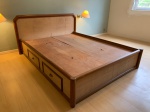 MOBILIÁRIO, uma (1) cama de casal com estrutura em madeira e compensado, contemporânea, coberta com trama em tecido, possui gavetões com puxadores em bronze, falta o colchão, usada. 90 x 210 x 160cm.