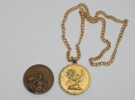 NUMISMÁTICA, duas medalhas distintas: 1 portuguesa em bronze, comemorativa do Primeiro Centenário da Escola Naval, 1845 a 1945; 1 dos Primeiros jogos Internos da PETROBRAS, 1979, bronze dourado com olhal e corrente.