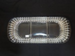 Petisqueira em demi-cristal com 3 compartimentos lapidado com canelados. 17 x 36cm.