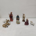 Parte de Presépio de Natal com figuras em biscuit: José, Maria, Menino Jesus, 1 dos Reis Magos, 1 pastor, 1 burro e 2 ovelhas. Maior medindo 15cm