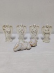 BISCUIT, Quatro (4) anjos musicistas distintos, tonalidade branca na forma feminina e alada, medindo 9,5 cm altura e figura do Menino Jesus deitado, gesso patinado. Maior medindo 9cm