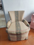 Poltrona dita boneca, tecido impermeável estampado, estrutura em madeira. 76cm