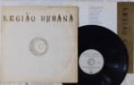 Legião Urbana  V LP Gatefold 1991 Encarte Bom Estado. Gravadora EMI 90's. Capa em bom estado com amarelados pelo tempo e desgastes nas bordas. Disco em bom estado com riscos superficiais. Inclui encarte.