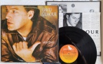 David Gilmour - About Face LP Brasil 1985 PROMO Encarte Muito bom estado.Gravadora CBS Promo 80's. Disco em muito bom estado com marca de etiqueta removida no lado A. Capa em bom estado com desgastes discreto na frente e verso. Inclui encarte.