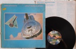 DIRE STRAITS - Brothers In Arms LP Brasil 1985 Inclui ENCARTE Bom Estado. Gravadora Vertigo 80's. Capa em estado regular, com amassos e manchas amareladas e desgastes em volta. disco em bom estado estado, com riscos superficiais. Inclui Encarte.