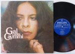 GAL COSTA Canta CAYMMI LP 1976 João Donato Antonio Adolfo Muito bom estado. LP Original 70's Phillips. participação : Joao Donato, Antonio Adolfo, Roberto Mensal , Jose Roberto Beltrame e outros. Capa em muito bom estado. Disco muito bom estado. tem uma depressão entre as faixas 1 e 2 que não impedem boa audição.