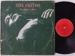 THE SMITHS "The Queen Is Dead" Álbum Gatefold + Encarte 1986 Br - Indie Rock - Bom Estado. Gravadora Rough Trade 80's. Disco em bom estado com riscos superfciais. Capa e estado regular, com marcas de Fita adesiva, desgastes em torno e amasso.