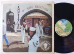 ALICE COOPER "Muscle Of Love" LP 1974 Brasil  - Hard Rock Bom Estado. Capa laminada em estado regular com amassos e desgastes onde se introduz o disco. Disco em bom estado com riscos superficiais.