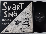 Svart Snö  Nemesis Divina LP IMPORT Obscuro Punk Sueco Bom Estado. LP Original Suecia. Obscuro Punk Sueco. Capa em bom estado. Disco em bom estado com riscos superfciais.