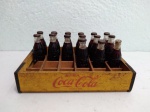 Antiga caixa de Mini Coca-Cola com 15 garrafinhas em acrílico (6,5 cm) , engradado com 24 espaços, (16x11 cm), no estado