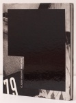 Claudia Andujar - Marcados. Claudia Andujar (Autor).156 páginas. Dimensões: 23.2 x 21 x 1.6 cm. Capa dura. Idioma: Português."Claudia Andujar (1931) nasceu na Suíça e vive no Brasil desde 1955. Em contato com os índios Yanomami de Roraima, passou períodos extensos na companhia destes realizando ensaios fotográficos que constituem um capítulo à parte na história da fotografia brasileira. A série Marcados é formada por 85 fotos dos Yanomami realizadas entre 1981 e 1983, durante uma viagem de levantamento da situação e saúde dos grupos em contato com o branco. Como os Yanomami não respondem a nome próprio, foi adotado o método consagrado desde o século XIX para a identificação dos povos nativos: uma fotografia do indivíduo com um número preso ao corpo. Estes registros, agora transformados em livro, com edições em português e inglês, incluem, além das fotos, um roteiro das visitas e trechos do relatório da fotógrafa sobre as comunidades estudadas. Claudia Andujar confirma nesta belíssima obra a relação intrínseca entre arte fotográfica e realidade."