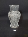 Vaso Floreira Bojuda em Cristal Ricamente Lapidada. Medida: 19 cm altura x 6,5 cm diametro