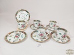 Jogo de 5 Xicaras de Café em Porcelana  oriental decoradas com flores, sendo 5 xícaras e 6 pires .Medida: xicara 5,5 cm x 5,5 cm sendo 1 com fio de cabelo e pires 11,5 cm diametro.