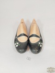 Enfeite Forma de Par de Sapatos em Madeira Pintada . Medida: 27 cm comprimento