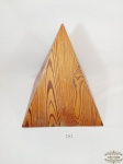 Enfeite Representando Pirâmide confecionado em  Madeira Pinho de Riga. Medida: 32,5 cm x 32,5 cm x 38 cm altura