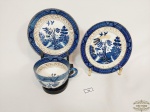 Trio de Xicara de Chá e Pão em Porcelana Oriental Azul e Branca.  pobminho. Medida: Xicara 5 cm x 8 cm, pires 13 cm e Pão 15 cm diametro . apresenta marcas do tempo