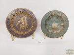 2 Pratos decorativos em Metal Dourado Indiano. Medida: 14 cm diametro