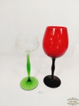 Lote 2 Taças Vinho em Cristal Colorido. Medida: Vermelha 23 cm altura x 6 cm diametro e Verde 19,5 cm altura x 6,5 cm diametro