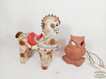 Lote 2 Peças sendo 1 Luminária representando Coruja e 1 Escultura Cavalo em Ceramica. Medida: Coruja 18,5 cm e cavalo 30 cm