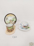 2 Xicaras de Café em Porcelana Oriental com Gueixa ao fundo. 1 xicara apresenta Fio de Cabelo. Medida: 5 cm x 5 cm e 4,5 x 4,5 cm e pires 9,5 cm e 9 cm.