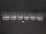 Jogo 6 Copos Whisky em Cristal Lapidado com Folhas. Medida: 9 cm x 7,5 cm diâmetro . 1 apresenta mini bicado.