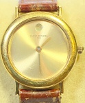 SAINT HONORE (Paris) - Elegante e rara relógio de pulso francês, modelo feminino, a quartz, com caixa em plaquedor e pulseira em couro. Med 2.5 cm. Obs: No estado, possivelmente bateria.