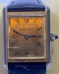 CARTIER (Paris) - Elegante e antigo relógio de pulso suíço, a corda, com caixa em aço e pulseira em couro. Med 3,5 cm. Obs: No estado.