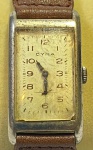 CYMA - Elegante e antigo relógio de pulso suíço, modelo art deco, a corda, com caixa em aço e pulseira em couro. Med 3,5 cm. Obs: No estado.