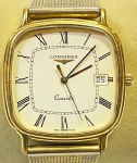LONGINES - Elegante e raro relógio de pulso suíço, a quartz, modelo art deco, com caixa em plaquedor e pulseira banhada a ouro. Funcionando no momento. Med 3,5 cm.