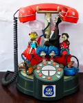 COLECIONISMO - "The cat in the hat" - Belíssimo, antigo, imponente e singular telefone americano de coleção déc. 80, confeccionado em baquelite com acabamentos em resina multicolorida, representando afamado cartoon dos anos 50/60.  Peça funcionando e revisada. Med: 21x28,5cm.