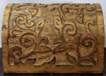 Lindo, antigo e delicado baú indiano confeccionado em madeira nobre, ricamente entalhado a mão. decoração floral em toda a volta em relevo. Med: 25x15cm.