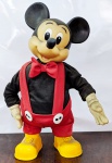 COLECIONISMO - "Mickey Mouse" - Lindo e antigo imponente boneco de coleção americano, confeccionado em materiais diversos, apresentando funcionamento a pilha representado o mais afamado personagem da Disney. Med: 32x22cm. Obs: No estado.
