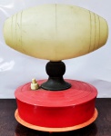 Linda, antiga e singular luminária americana anos 60/70 confeccionada em baquelite e mineral. Funcionamento a pilha. Sendo cúpula representando bola de futebol americano. Med: 13x20cm.