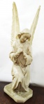 ARTE SACRA - "Anjo" - Belíssima, antiga e imponente escultura possivelmente italiana, confeccionada em resina com acabamentos em pó de mármore, finamente entalhada e torneada representando anjo em oração. Med:  69x26x22cm.