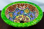 Belíssima e singular cuba dita para lavabo, confeccionado em louça finamente pintada a mão com decoração indiana, representando mosaico multicolorido. Med: 31,5x31,5cm.