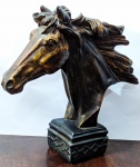 COLECIONISMO - Belíssimo, antigo e imponente busto americano confeccionado em estuque, ricamente policromado representando cabeça de cavalo. Med: 36x31x11cm.