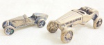 PRATA - COLECIONISMO - F1 (1920) - Duas delicadas e raras miniaturas inglesas, em prata de lei, finamente cinzeladas a mão, representando Carros de Corrida de 1920. Med 3 e 3,5 cm.