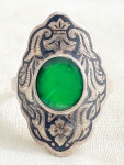 JÓIA - PRATA - ESMERALDA - Elegante e raro anel europeu, Art Deco, circa 1940, em prata de lei, finamente cinzelado, decorado por pedra, possivelmente Esmeralda. Contrastado. Aro: 22.