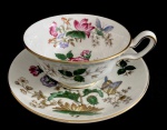 WEDGWOOD -  Lindíssima e rara xícara para chá inglesa, Art Nouveau, Séc XIX, em fiança na cor marfim, finamente policromada, decorado por Cena de  Borboletas. Marcado na base.