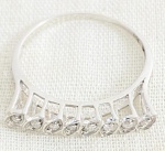 JÓIA - OURO - BRILHATES -  Lindíssimo e elegante anel europeu, em ouro branco 750, cravejado por Brilhantes. Aro: 20. Pesando aproximadamente: 1,70 gramas.