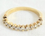 JÓIA - OURO - BRILHATES - Lindíssimo e elegante anel europeu, em ouro amarelo 750, cravejado por Brilhantes. Aro: 17. Pesando aproximadamente: 2,42 gramas.