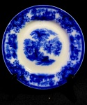 BORRÃO - Antigo e raro prato de coleção, em faiança inglesa séc XIX, nas cores branco e azul, padrão Pombinho. Marcado na base. Med 19 cm. Obs: Apresenta discreto lascado na borda.