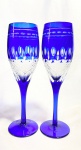 BOHEMIA - Lindíssimo e raro par de fluts para champagne alemães, em cristal da Bohêmia, double azul, magnificamente lapidadas a mão. Med 24 cm