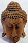 ARTE ORIENTAL - "Buddah Thai" - Belíssimo, antigo e imponente busto tailandês manufaturado em monobloco de madeira nobre, representando face de divindade tailandesa. Peça ricamente entalhada a mão. Med: 20x28x18cm.