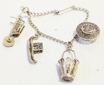 JOIA - PRATA - "Pandora" Lindíssima e rara pulseira portugues, em prata de lei, finamente cinzelada, decorada por Berloques. Med 14 cm (Aberta). Obs: Fecho adaptado.