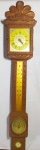 COLECIONISMO (Ruger) - Imponente e raro barômetro/termômetro/relógio dito (3 em 1) de parede, alemão, em madeira magnificamente entalhado, com mostradores em metal esmaltado. Med 98x20x8 cm. Obs: Termômetro no estado.