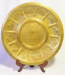 ARTE AFRICANA - Lindíssimo, grande e imponente medalhão marroquino, circa 1900, em metal dourado, magnificamente cinzelado a mão, decorado por Cena de Cervo e Palmas e Flores em baixo relevo. Med 40 cm.