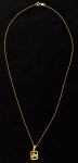 JÓIA - OURO - Belíssimo e elegante colar italiano em ouro 750 contrastado, modelo feminino decorado por pingente com a letra A em  de ouro de baixo teor e prata de baixo teor contrastado. Peso aproximado 5g. Med.: 50 cm (aberto).