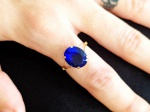 JÓIA-OURO- Lindíssimo antigo e elegante anel italiano modelo feminino,00 confeccionado em ouro de baixo teor adornado por pedra na cor azul possivelmente safira. Aro:16